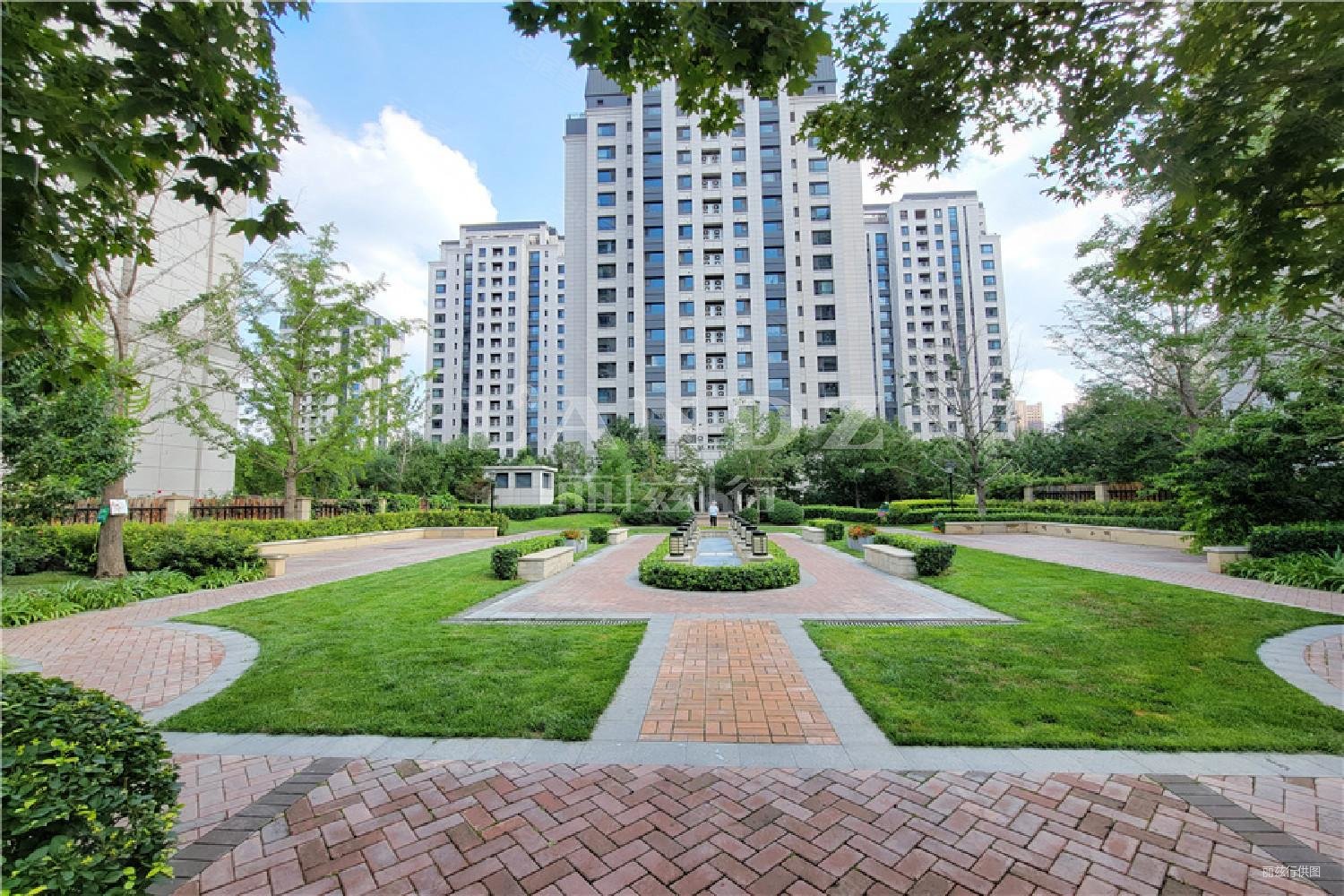 臻园4室2厅3卫215.25㎡东2700万