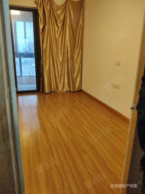 出售龙华苑135平带车位杂物间103万