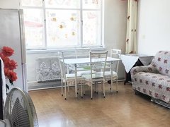 呼伦贝尔海拉尔河西火车站附近木兰小区，步梯4楼75平，两室一厅年租八千包费用出租房源真实图片