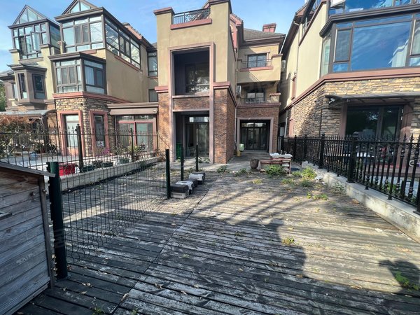 苏州吴江南部新城金科廊桥水岸(别墅)大院子,停车方便,民用水电,靠近