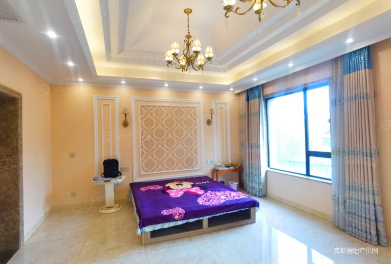 边户大花园联排别墅!一层带老人房!豪华装修拎包入住!小区中心