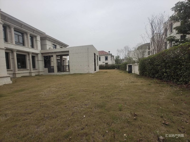 御景湾8号球场边大别墅花园可做足球场