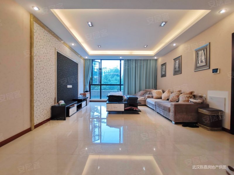 清江泓景  4室2厅2卫 小高层 有露台 证满 价格可以谈