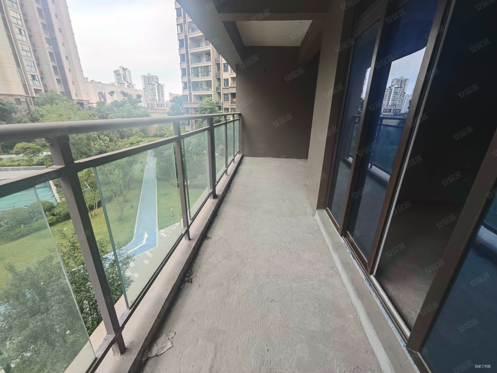 双福时代广场荣耀爱琴海门口正看中庭游泳池,小区大门口出行方便