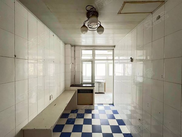 兰州城关东方红广场财政厅家属院(颜家沟)东方红广场 兰州一中附近 精装四楼 三室两厅两卫 随时看房出租房源真实图片