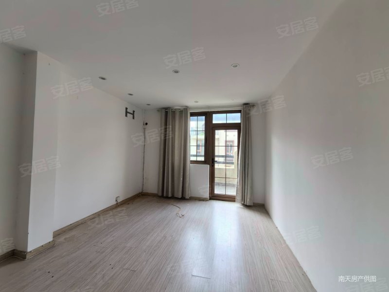 东方湾邸联排别墅南入户南花园位置好诚心出售看房方便