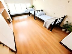 青岛市北台东实拍外窗 可住三人的单间台东步行街 一号二号地铁口出租房源真实图片
