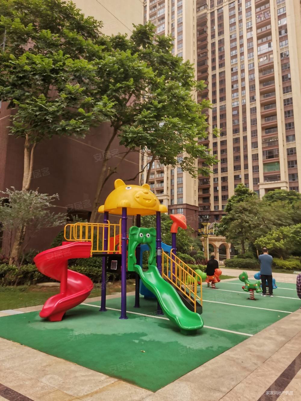 鑫洲湖心岛1号4室2厅2卫137.4㎡南188万