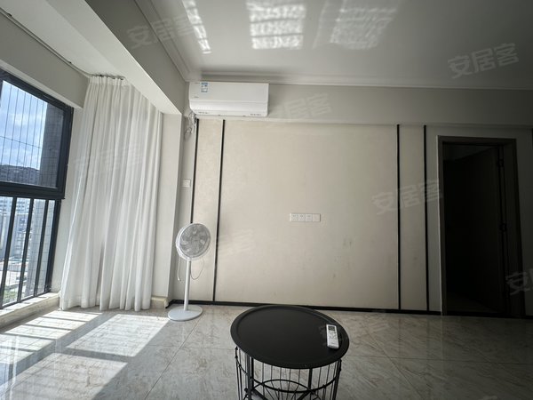 潮州湘桥潮枫路滨江华府滨江华府电梯中层70平2房,东南向,出租,只租