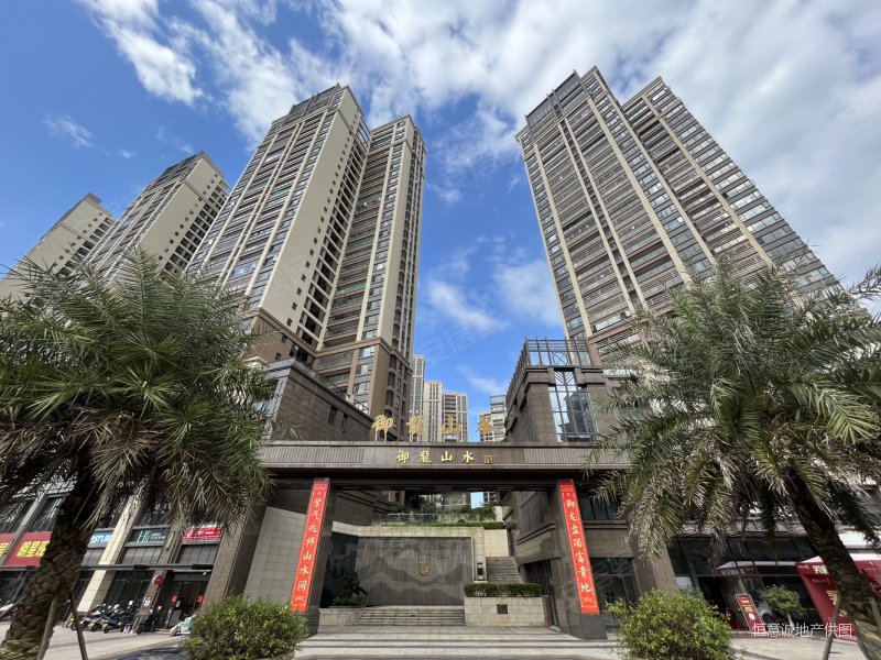 出售御龙山水四房两卫,9成9新,装修时尚大方,售98万,御龙山水花园二手