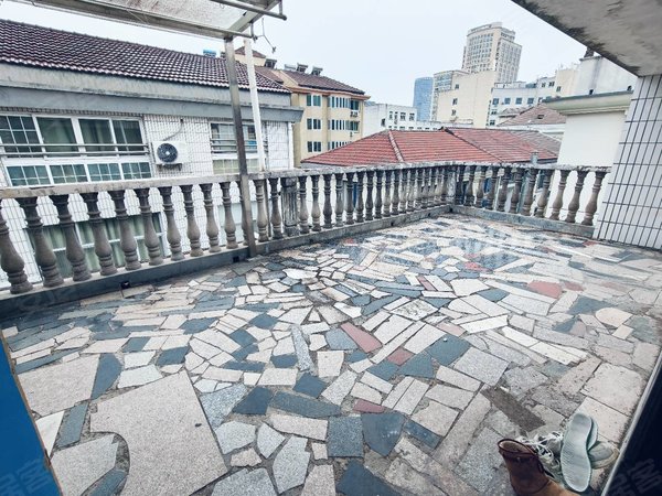 金华婺城婺城江南雅苑世贸边上50米 单间带露 台本人房東无中介月付押一付一可短租出租房源真实图片