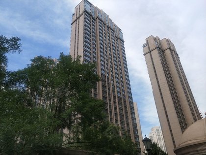 设施小区周围有与新汇华庭住宅共用的中央花园花园设有儿童活动区域