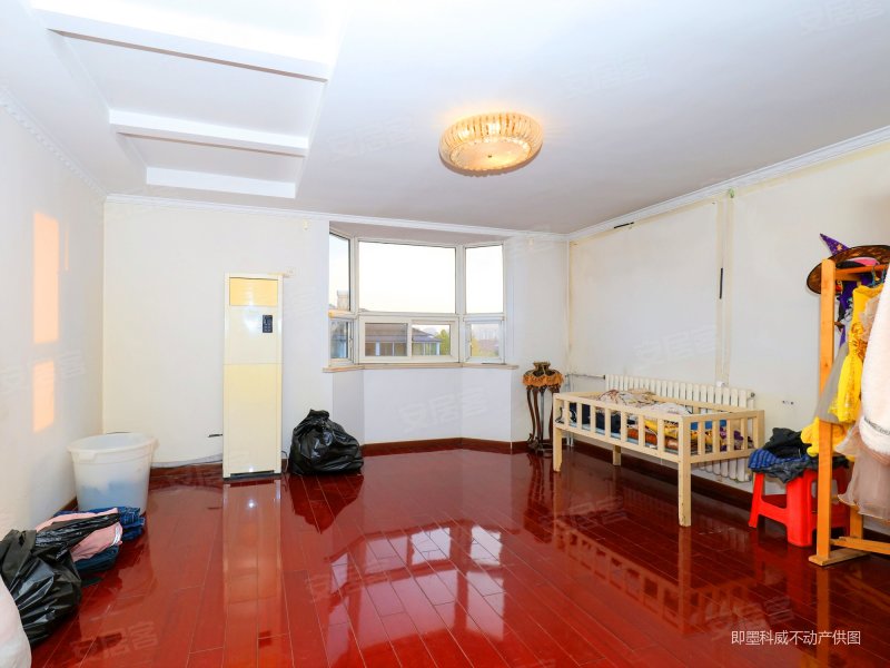 名都苑4室3厅4卫221㎡南北165万