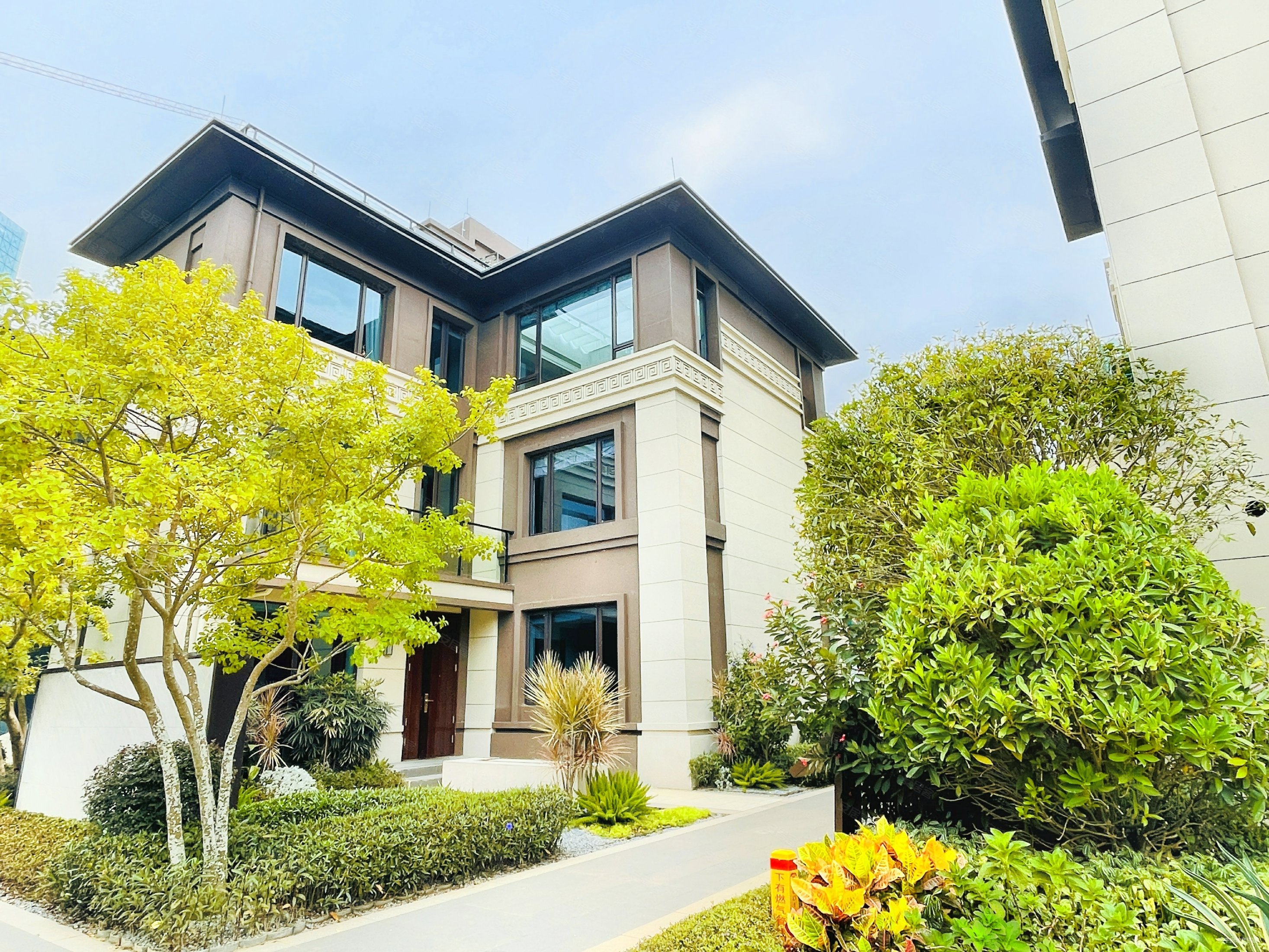 别墅4层,送花园露台车位,实用267平,70年产权,碧桂园湖光山色二手房