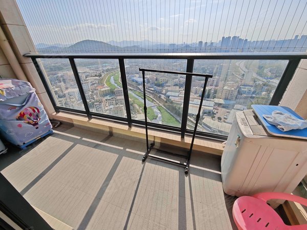 深圳龙岗坪地创城丁山河畔丁山河畔花园 精装修4房2厅2卫 家私电器