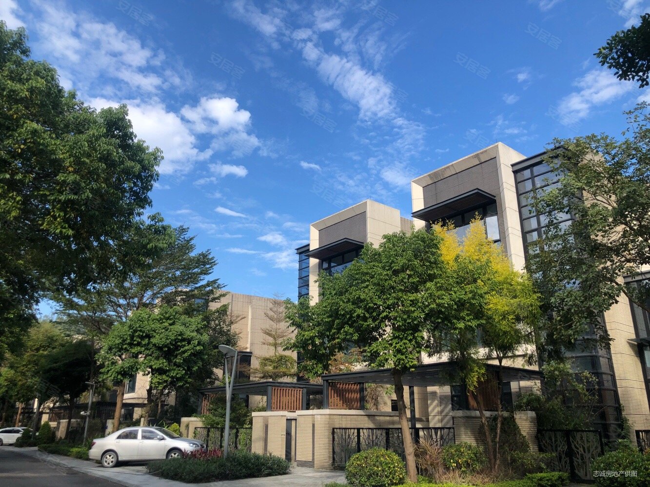 玖珑湖(别墅)4室2厅4卫345㎡东南700万