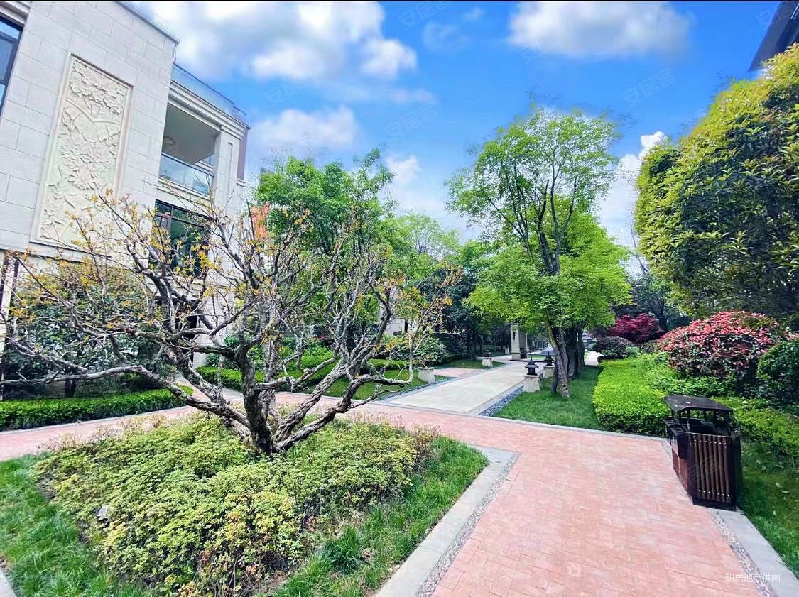 客厅挑空6米清凉山公园畔清凉山居三房两卫实用高