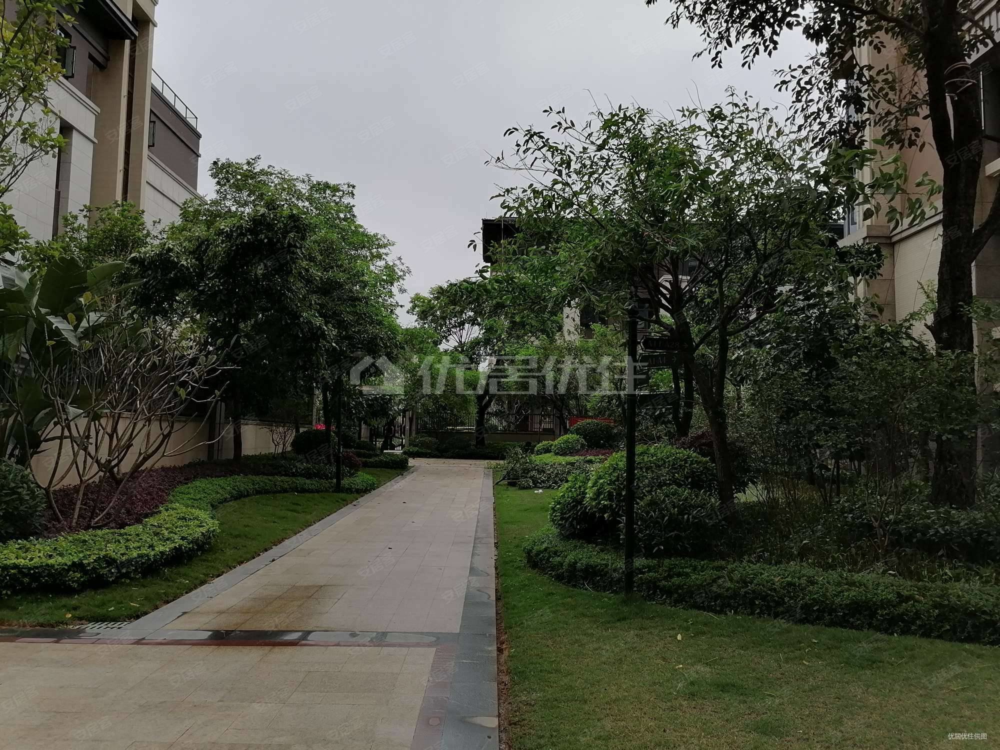 江山御景(别墅)4室2厅4卫260㎡南北650万