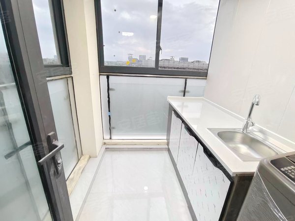 上海浦东临港新城宜浩佳园门口百联商场 房子干净整洁 带大阳台 独立厨卫出租房源真实图片