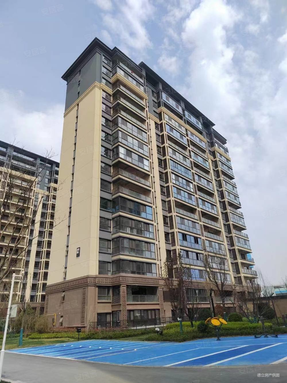 龙记观园15楼136平毛坯3室2厅2卫去年11月份交房