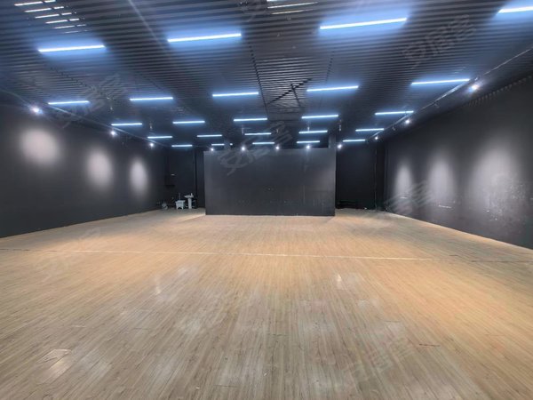 宋庄沿街主路一层挑高5米 大厅 美术馆展厅画廊 摄影直播