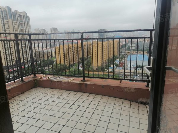 青岛黄岛香江路贵府花园急租 贵府花园套二 精装出租 带楼台  保税区