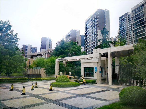 青岛崂山麦岛麦岛金岸崂山麦岛金岸 精装修海景房 套三 小区环境优美