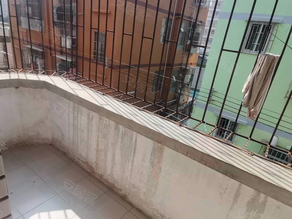 深圳宝安石岩河滨花园罗租岭公园旁 市场对面 河滨花园 步梯整层大