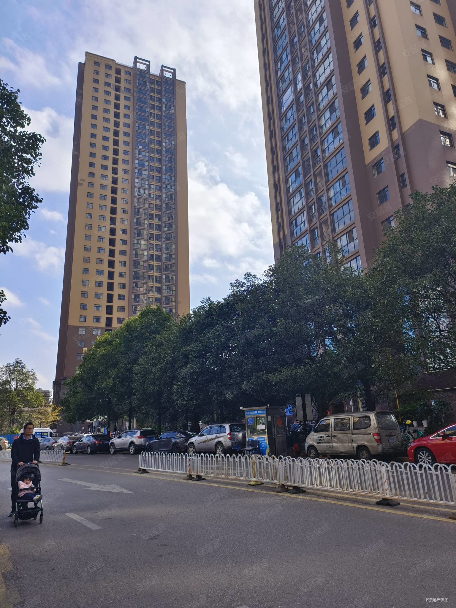 碧鸡名城(1期)中间楼层 车位充足 楼龄新 近地铁 沃尔玛旁