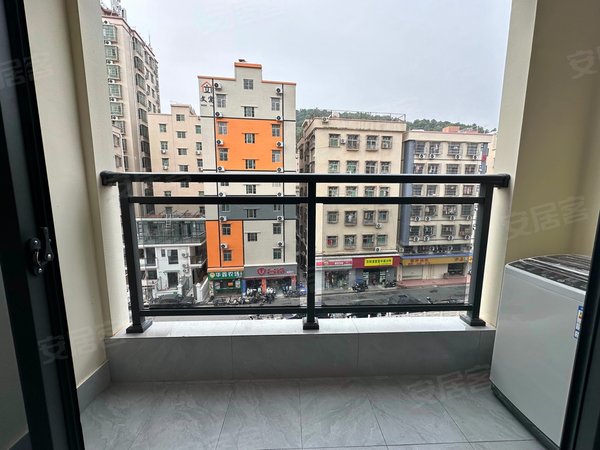 深圳宝安固戍凤凰岗村12号线 宝田一路260米 河景大阳台两房 可养宠物