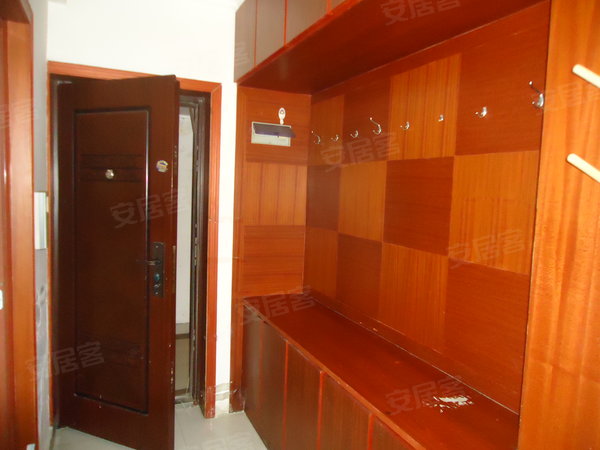 泰安泰山宝龙广场泰安宝龙广场公寓宝龙城市广场,小户型,家具全,干净卫生,民用水电气暖!电梯房出租房源真实图片