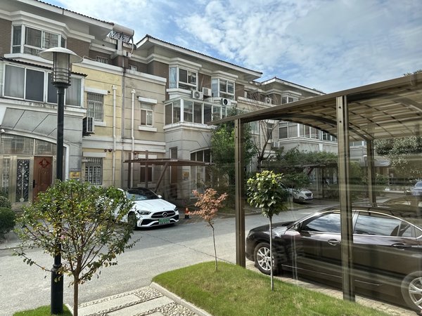 昆山周市镇卜蜂莲花花都艺墅(别墅)11,4室,有花园,已保洁好,随时可