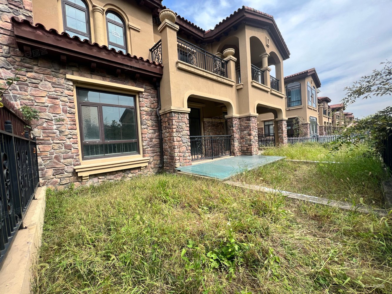 新上房源建邦听海高性价比的双层双拼别墅随时看房