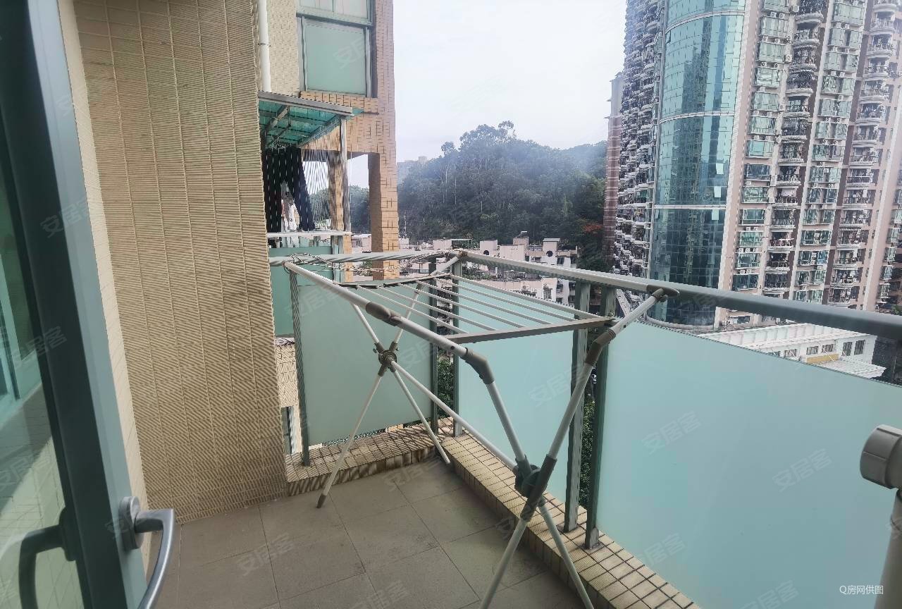 百仕达东郡四期(满五  看房找小范)一房一厅天花板