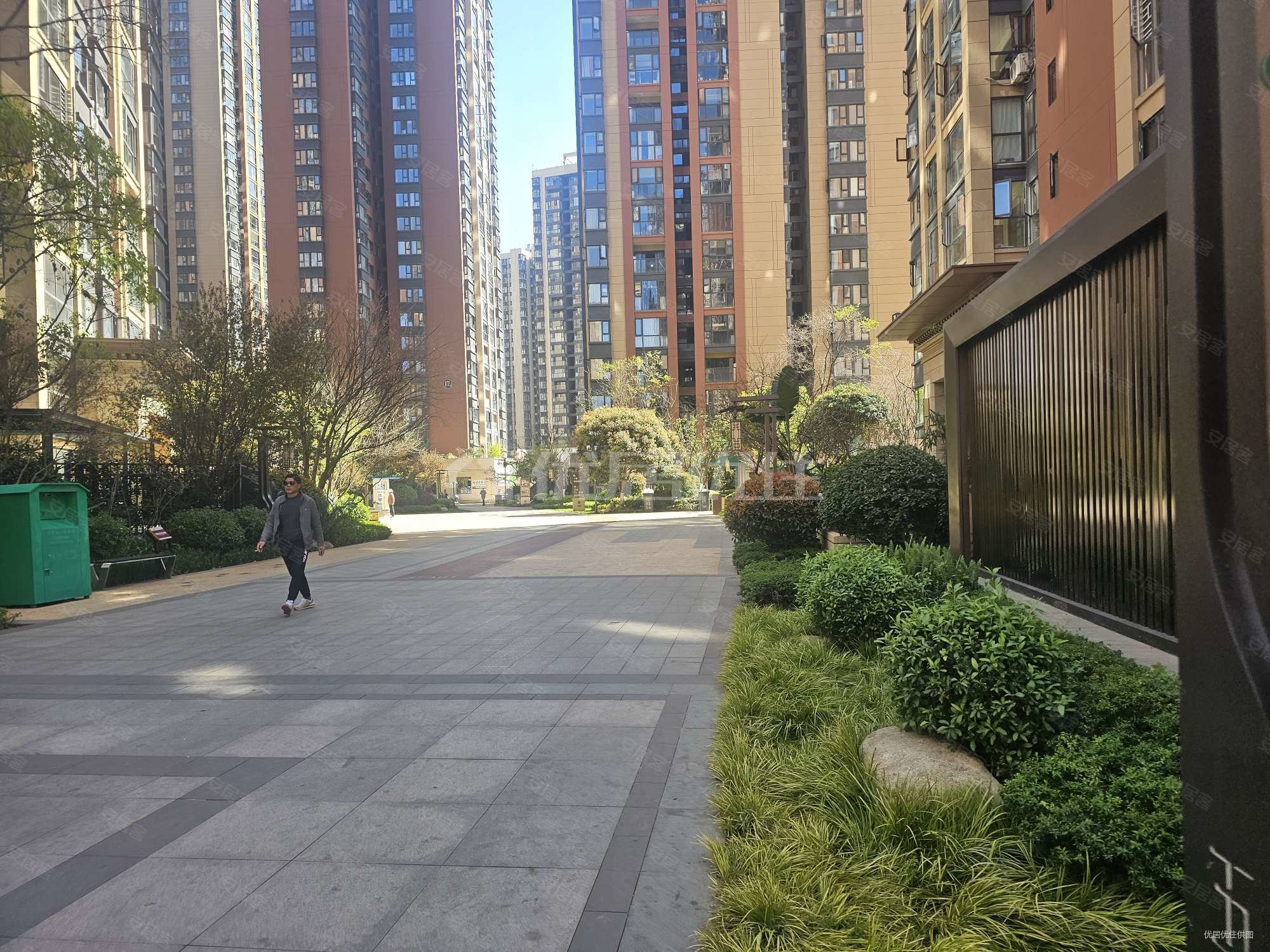 精装润城五区235万元朝向南138平4室