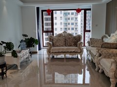 华发九龙湾140平精装好房，三室二厅，年租金，5.5万