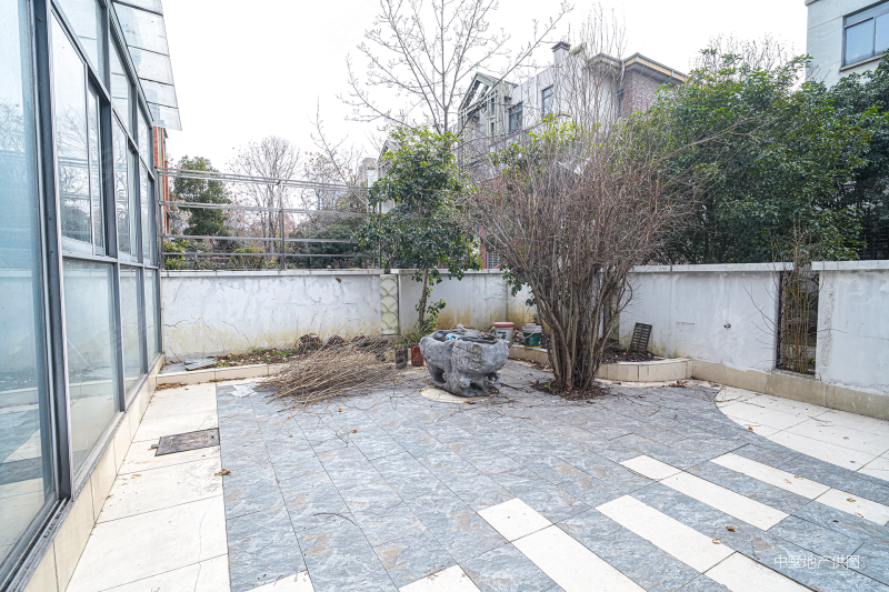 维也纳森林花园1到2楼大院子送车位位置安静城售