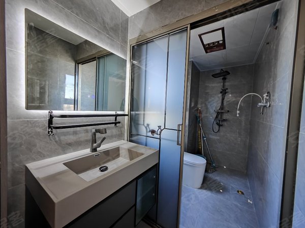 渭南临渭乐天大街宣化馨城渭南第一小学  精装电梯两室  直接入住出租