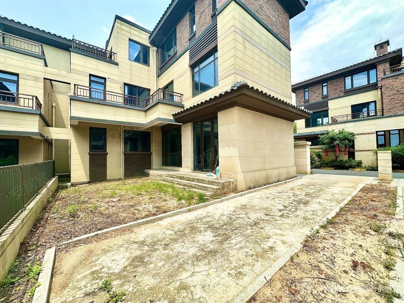 扬州玥珑湖(别墅)4室2厅2卫216㎡南北205万