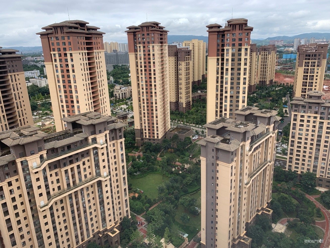 俊发空港城一期3房带产权车位带家具家电出售