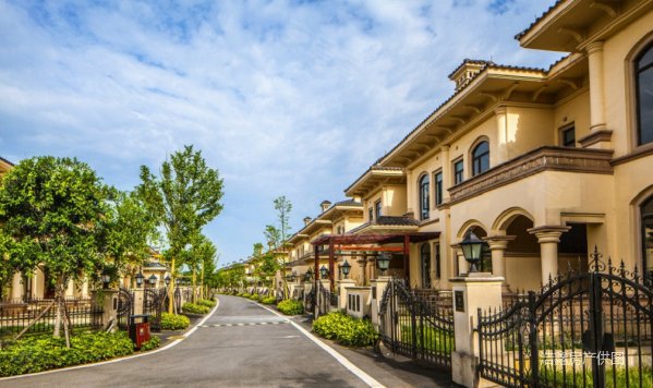 恒大金碧天下精装套三双卫中间楼层108平朝南好户型