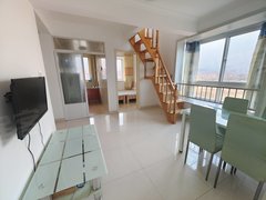 乳山银滩长江路年租四千 复试六楼带七楼 内楼梯  精装拎包 银滩中心集市旁出租房源真实图片