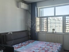 乌海滨河东区大学城满世水云轩电梯8楼精装,年租1.6万包取暖物业费。支持短租出租房源真实图片