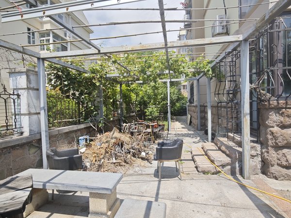 【多图】亚麦花园,浮山前租房,新上一楼带近200平大院 方正套四 家具