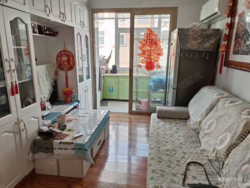 迎春街车站附近捣制房三楼拎包入住随时看