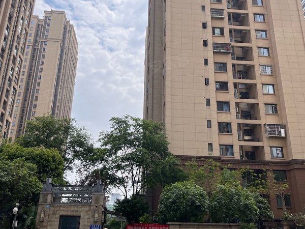 重庆九龙坡石坪桥通用晶城无中介月付 通用晶城小区楼下环境幽静 水