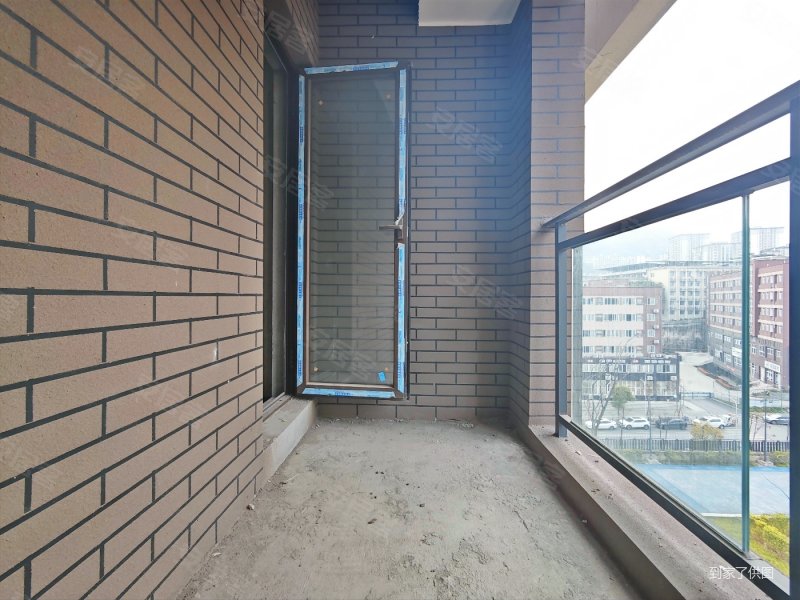 岔路口轻轨站旁 花园洋房,合能枫丹玖悦二手房,135万,3室2厅,2卫,85.