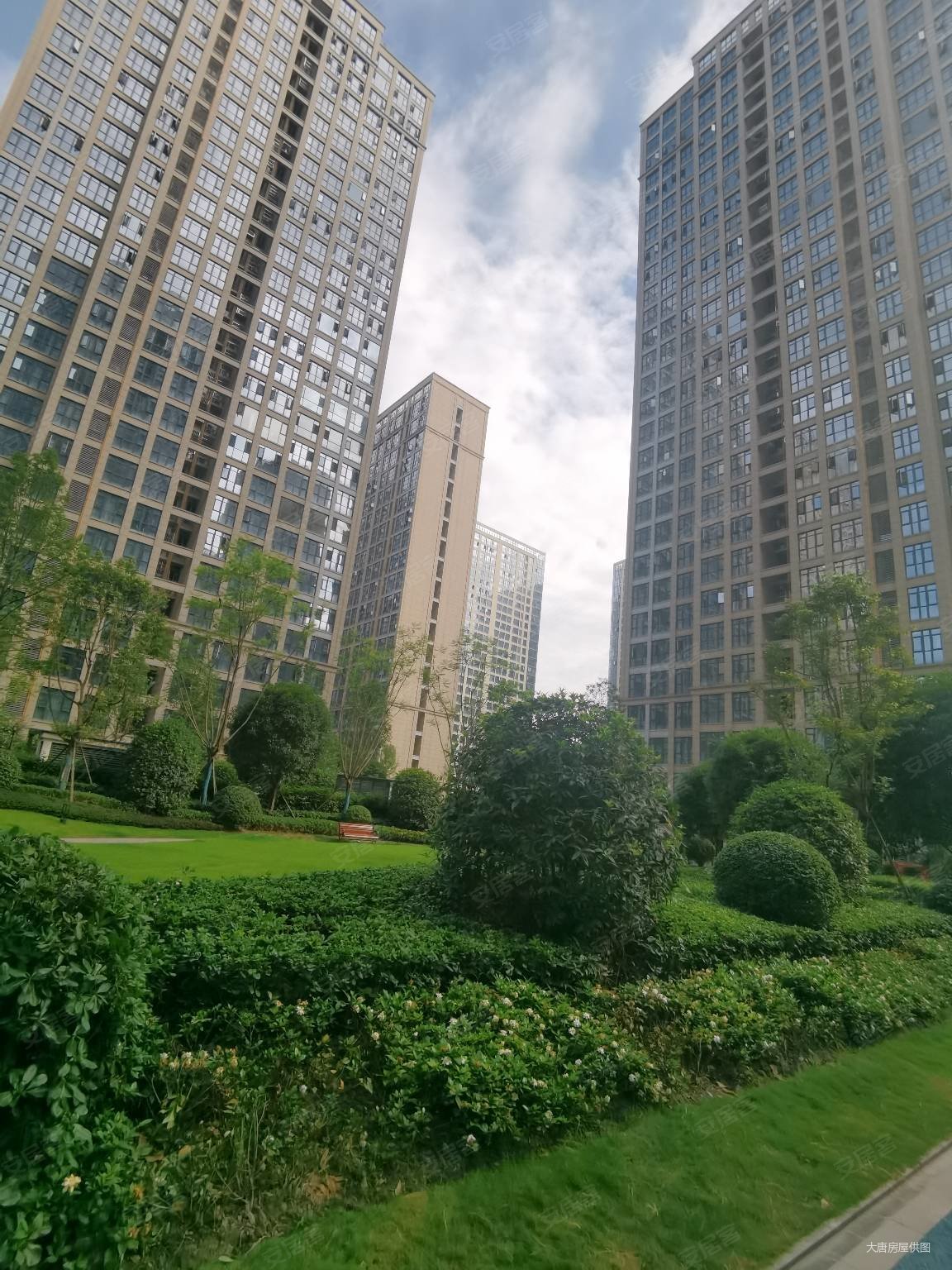 温江地铁口必看房源!超高绿化带泳池,洲际健康城二手房,41.