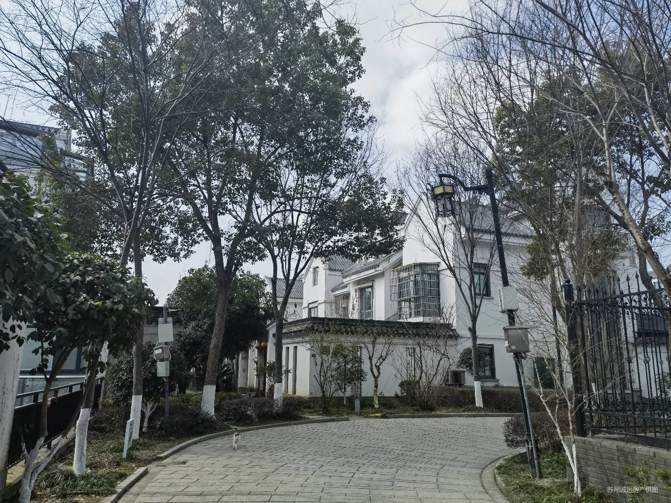 甪直中心港岛花园别墅南进门南花园南临河全明地下室精装诚心出售