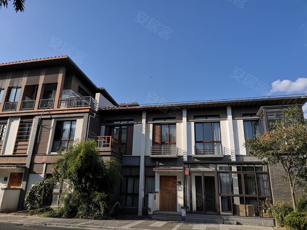 昆山花桥香榭丽大道绿地21城e区(别墅)e区小边套2500元,有床,沙发